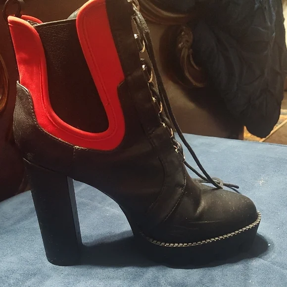 Stylish Black and Red Women's Boots - Picture 2 of 4